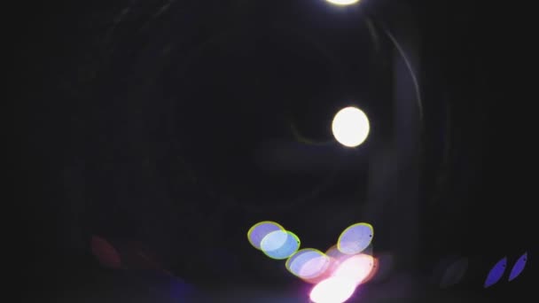 Akşam caddesinde şehir gecesinin bulanık soyut Bokeh 'i. Gece hayatı şehir sahnesi. İşaret fişekleriyle odaklanmış ışıklar — Stok video
