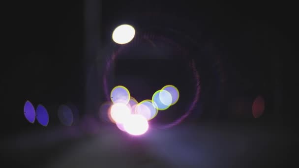 Nachtelijke verkeerslichten met ronde flares van vintage C-mount lens in violette kleur — Stockvideo