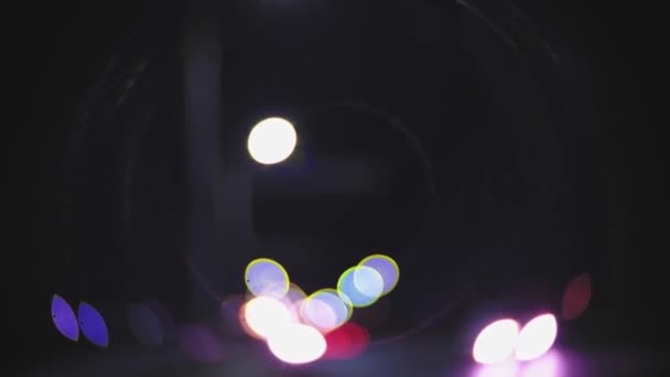Wazig stedelijk licht in violette kleur op het nachtvizier — Stockvideo