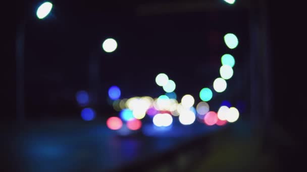 Verkeerde nachtelijke verkeerslichten op vintage C-lens. Kleur wazig bokeh van bewegend vervoer — Stockvideo
