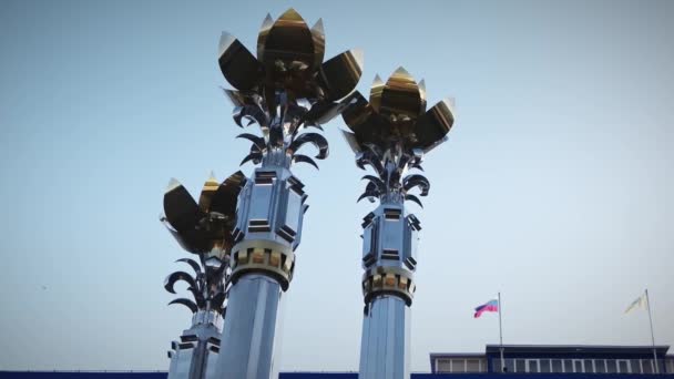 Elista, Russie - 04 juin 2019 : Fontaine "Trois Lotus" sur la place centrale d'Elista-ville nommée d'après Lénine. Kalmykia République, Russie — Video