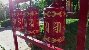 Yüzeyinde Tibet Budist yazıtları olan Budist tapınağı yakınlarında bir çark. Kalmyk cumhuriyetinde vuruldu, Rusya