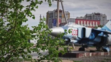 Eski MIG-23 uçağı, Rusya 'nın Astrakhan kentindeki Gaziler Sokağı' nda anıt olarak kuruldu.