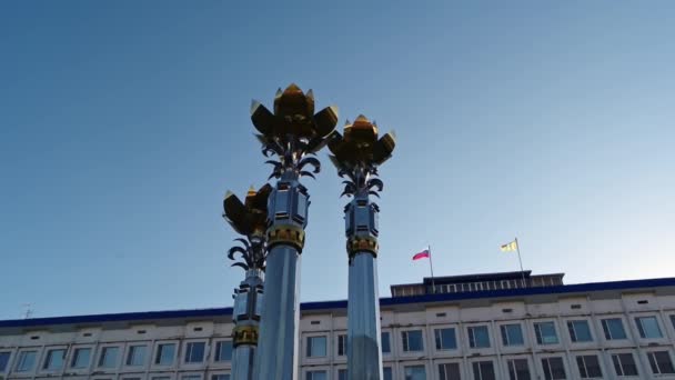 Elista, Russie - 04 juin 2019 : Fontaine "Trois Lotus" sur la place centrale d'Elista-ville nommée d'après Lénine devant le bâtiment du gouvernement local avec le drapeau fédéral russe et Kalmouk République. Kalmykia République, Russie — Video