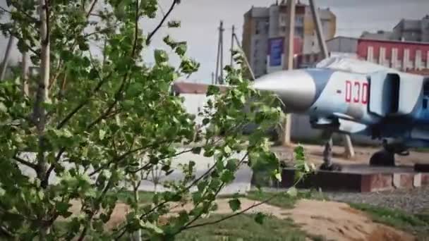 Astrachan, Russland - 04. Juni 2019: Das Flugzeugdenkmal MIG-23 in der Veteranengasse — Stockvideo