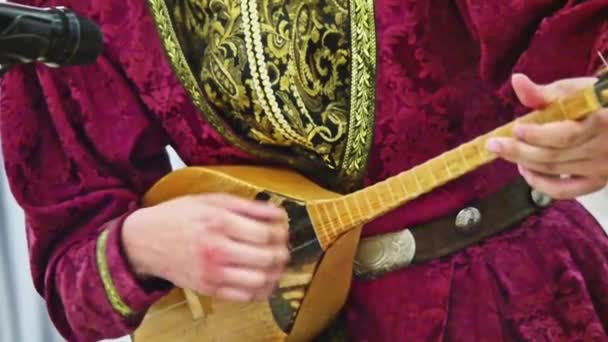 Un kalmyk joue de la musique folklorique. Instrument de musique rétro à cordes close-up — Video