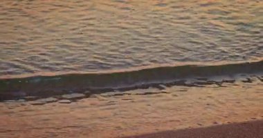 Azov Denizi 'nde gün batımı harika bir deniz manzarası sakin dalgalar üzerinde altın yansıması