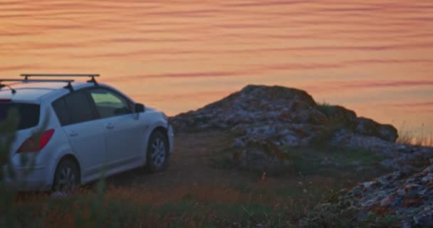 Морський пляжний фон з невпізнаваним автомобілем на узбережжі скелі, copyspace — стокове відео