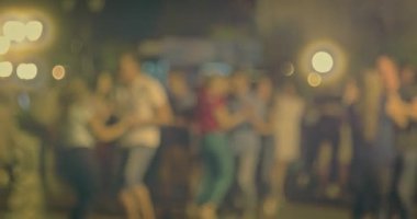 Gece dans şenliği. Birçok çift Latin-Amerikan sosyal dansları yapar..