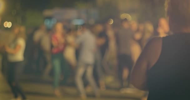 Open-air music fiesta. Blurred Young people enjoy open-air salsa dancing festival in Astrakhan Russia. — Stock Video