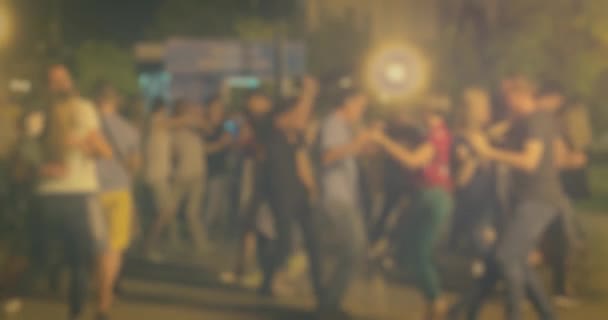 Open-air free salsa dance lessons in the park on a very hot summer evening — Stock Video