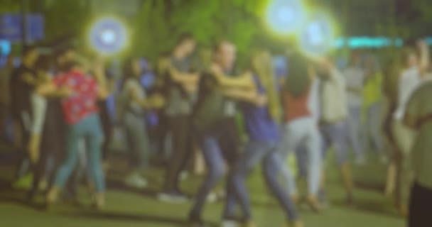 Una apasionada fiesta al aire libre bailando salsa. Turistas y lugareños disfrutan de los ritmos calientes de las danzas latinoamericanas — Vídeos de Stock