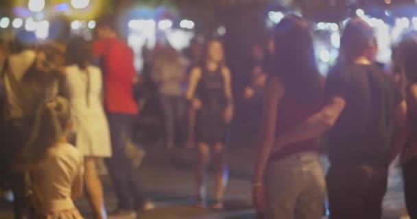 Kizomba, bachata ή salsa fiesta έξω. Ζευγάρια χορεύουν κοινωνικό χορό σε υπαίθρια εκδήλωση. — Αρχείο Βίντεο
