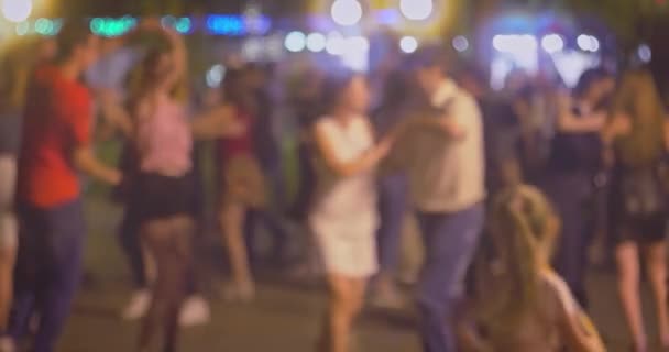 Kizomba, bachata veya salsa. Açık hava partisinde dans eden bir sürü çift.. — Stok video