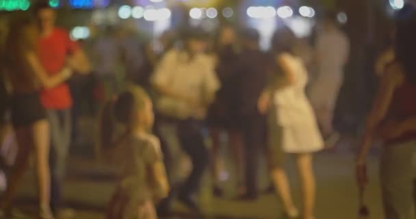 Many couples of young men and woman are dancing salsa at open-air event at the city of Astrakhan, Russia. — Stock Video