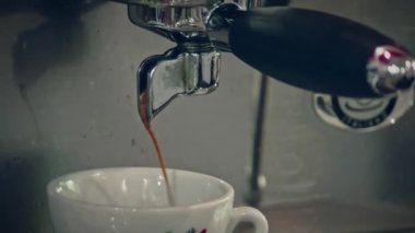 Profesyonel kahve makinesinde espresso kahvesi hazırlıyorum.