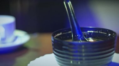 Kafeteryada Çin yemeği olarak servis edilen Çin çorbasının kapağını kapat. Doğu yemekleri yemek.