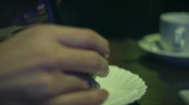 Kadın, Çin çorbasını içerken bir kase Çin çorbasını elinde tutuyor..