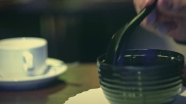 Geleneksel pirinç şehriye çorbası içiyorum, deniz yosunu manzaralı yakın plan.