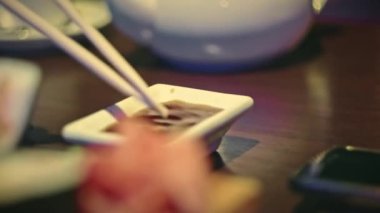 Japon yaban turplu wasabi makarnasını soya souse içinde suşi yemek için eritiyorum.