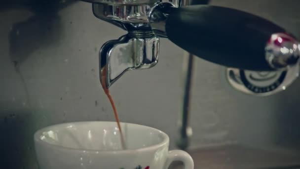 Förbereda espressokaffe i professionell kaffemaskin handhållen skott — Stockvideo