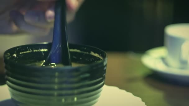 Comer sopa china vegetariana con fideos y champiñones con cuchara de porcelana asiática tradicional, primer plano — Vídeos de Stock