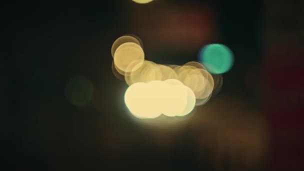夜の道路上の疎遠な交通の暗い照明 — ストック動画