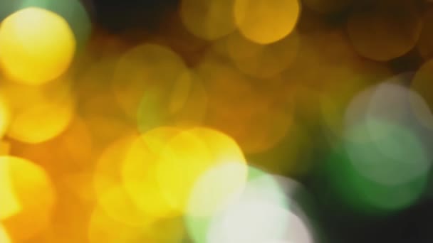 Guirnalda borrosa dorada y verde. Año Nuevo o Navidad noche luz borrosa bokeh, fondo abstracto desenfocado — Vídeo de stock