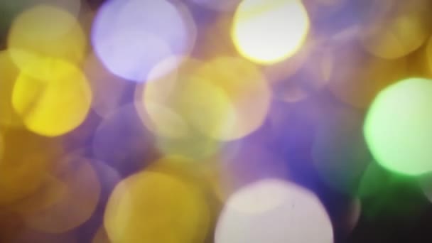 Arbre de Noël avec jaune doré vert violet bokeh lumières de guirlande — Video