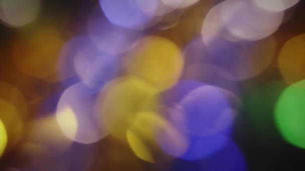 Abstracto bokeh luz brillante borroso desenfocado brillo de las luces navideñas en violeta dorada y verde — Vídeo de stock