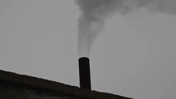 Régi szénerőmű kis füstölgő csöve — Stock videók
