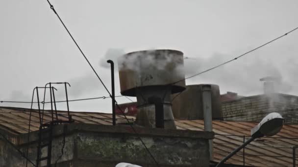 Centrale au charbon cheminée, vieille ville toit abîmé avec cheminées fumantes — Video