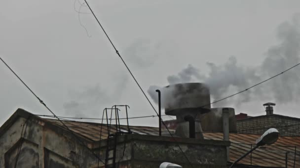 Dym wyłaniający się z kominów na opuszczonym dachu — Wideo stockowe