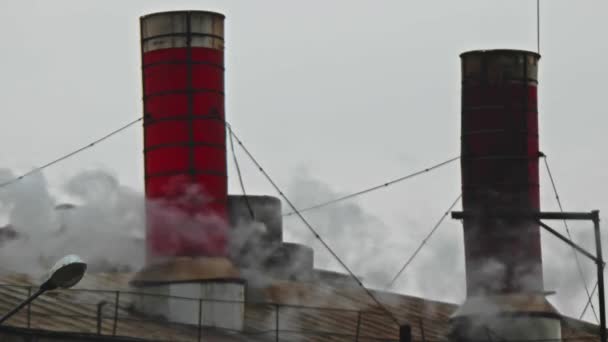Anciennes cheminées de centrale électrique dans la journée d'hiver — Video