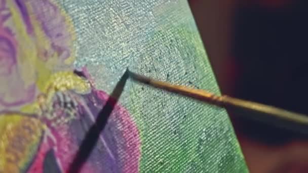 Художник рисует на холсте кистью — стоковое видео