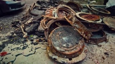 Sokağa bir sürü rögar kapağı atılmış.