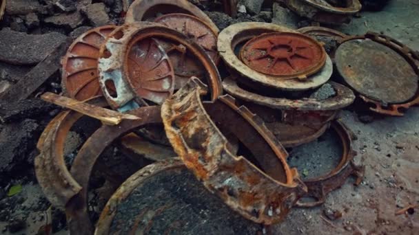 Manhole caps weathered and rusty are lying as construction debris — Stock Video