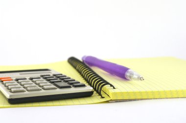 hesap makinesi ve kalem sarı yazma kitap