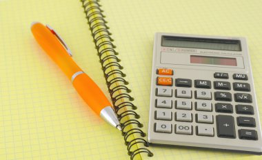 eski hesap makinesi ve kalem sarı yazma kitap