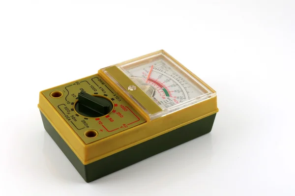 Analog multimeter över vitt — Stockfoto