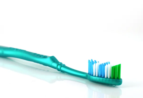 Cepillo de dientes sobre blanco. DOF poco profundo . —  Fotos de Stock