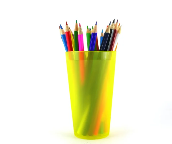 Цветные карандаши в желтой булавке — стоковое фото
