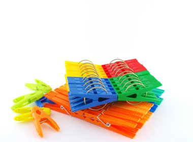 Renkli mandallar beyaz üzerine