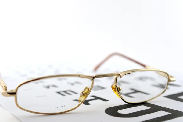 Brille auf der augenärztlichen Skala — Stockfoto