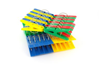 Renkli mandallar beyaz üzerine