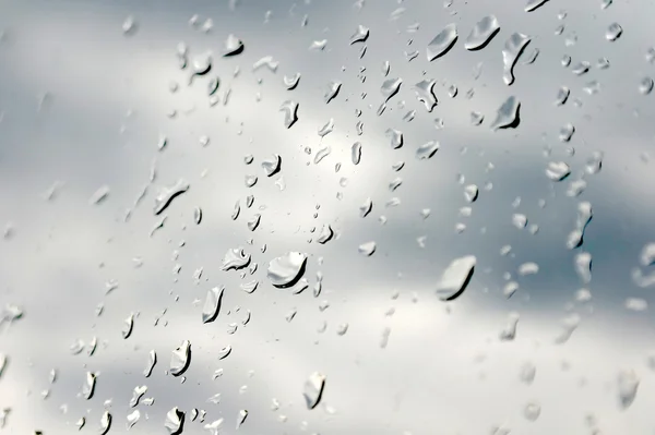 Gouttes de pluie sur la fenêtre inclinée (verre ) — Photo