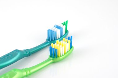 beyaz üzerine iki diş fırçaları