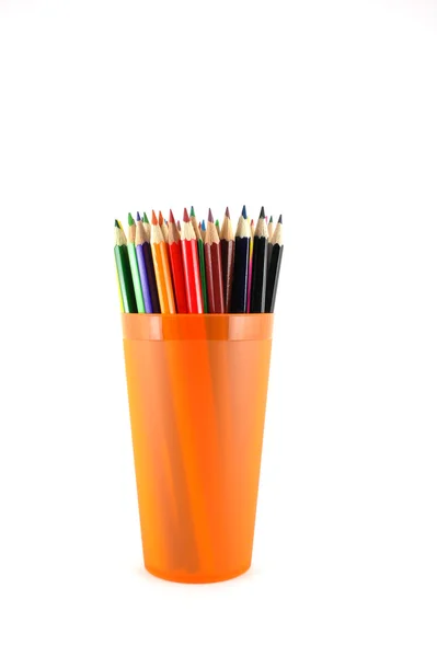 Crayons de couleur dans le support orange sur blanc — Photo