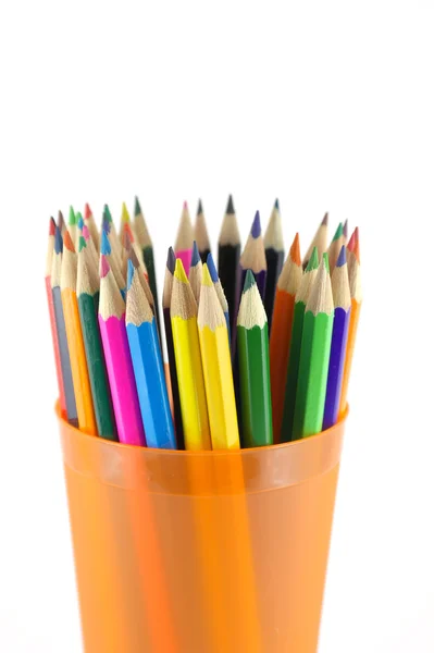 Цветные карандаши в оранжевой булавке поверх белого — стоковое фото