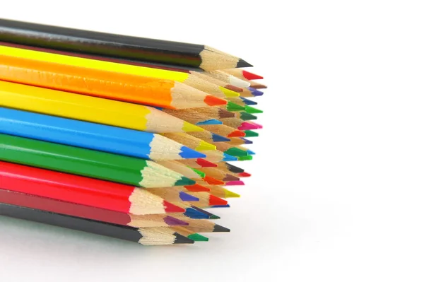 ホワイト上のマルチ色の鉛筆 — ストック写真